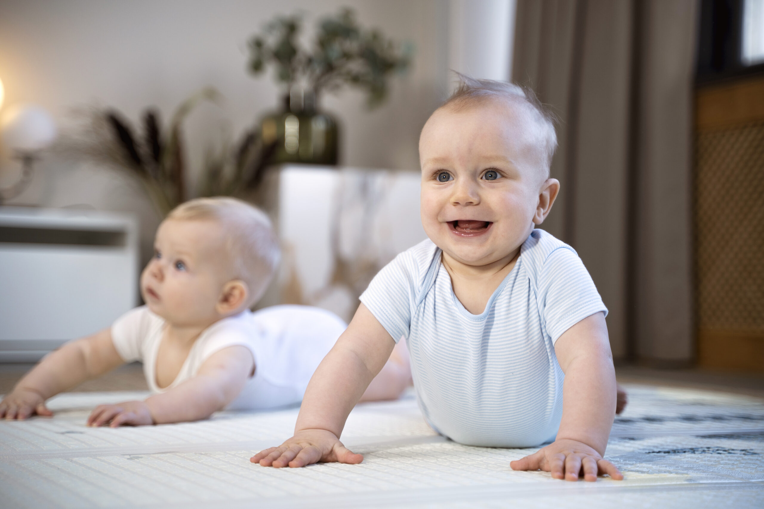 babies-crawling-learning-walk-together